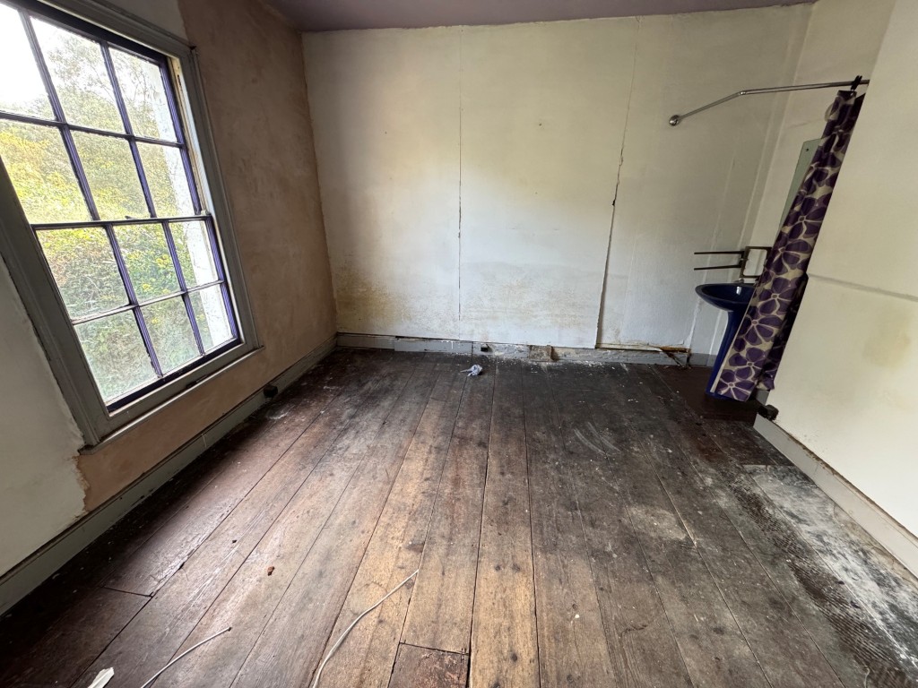 Lot: 128 - DETACHED COTTAGE FOR TOTAL REFURBISHMENT IN POPULAR VILLAGE - Bedroom 1